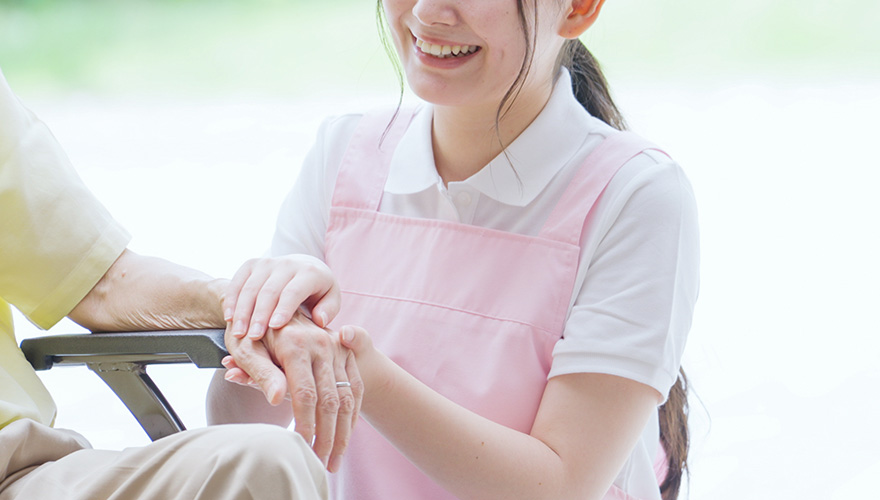 笑顔で接する女性